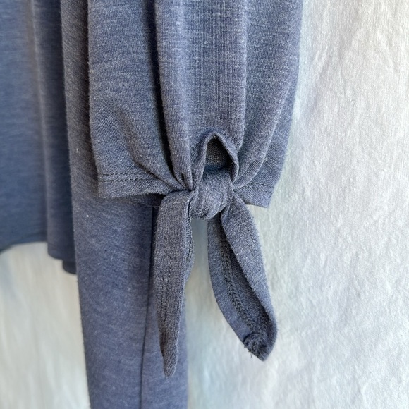 I.N. Studio blue round neck stretchy top, size PL - Picture 4 of 8